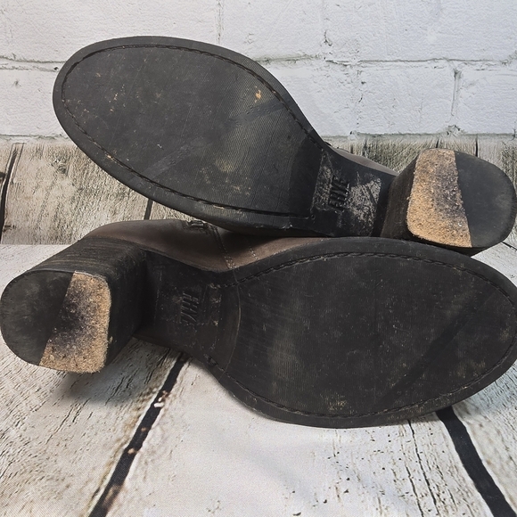 FRYE ADDIE BOOTIES SMOKE BROWN LEATHER INSIDE ZIP 2.5 INCH HEEL WOMENS SIZE 6.5 - Picture 10 of 10